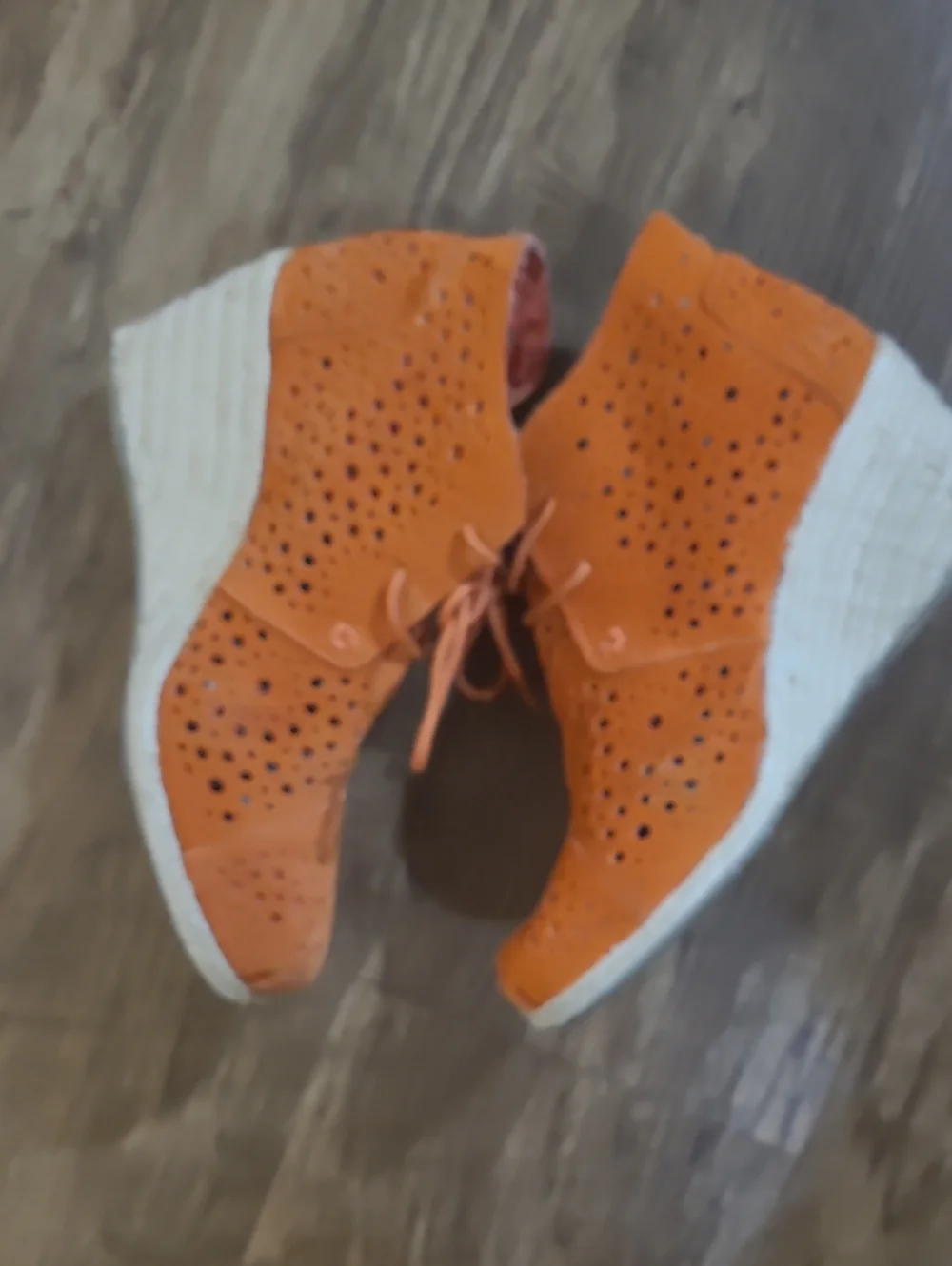 Woman’s TOMS wedge booties Sz 8